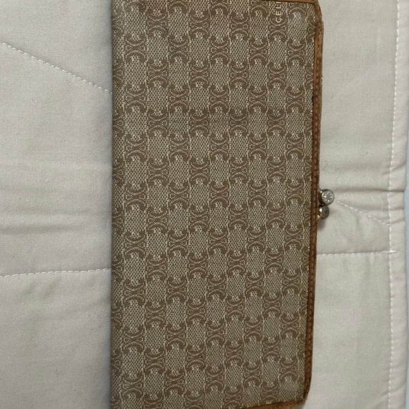 Vintage Celine Macadam - Ladies long wallet in beige. Kiss lock. Snap front. - Picture 13 of 16